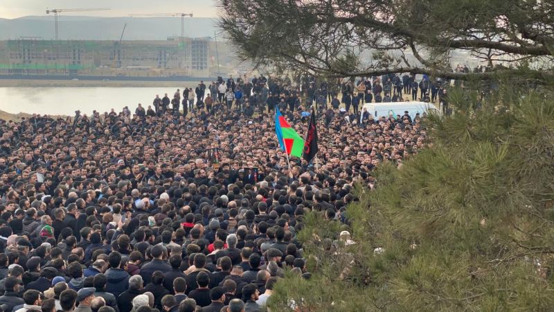 Hacı Şahinin dəfn mərasiminə minlərlə insan toplaşıb - FOTOLAR