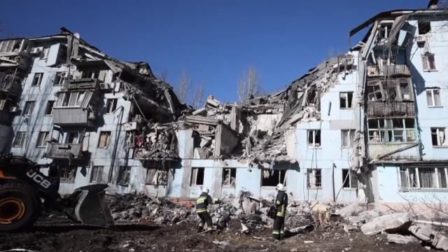 Rusiyanın atdığı raket Zaporojyeda bir yaşayış binasına düşüb: 4 ölü