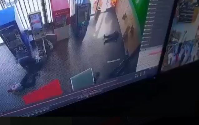 Hipermarketə silahlı basqının anbaan görüntüsü - Video 