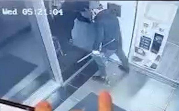 Nərimanovda ödəmə terminalından 29 min manat oğurlandı - Kameraya düşdü 