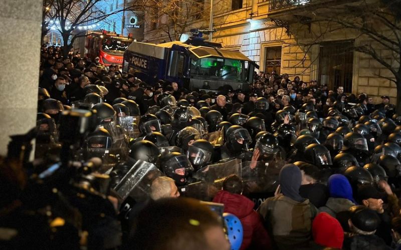 Gürcüstanda etirazları dağıtmaq üçün gözyaşardıcı qazdan istifadə edilib 