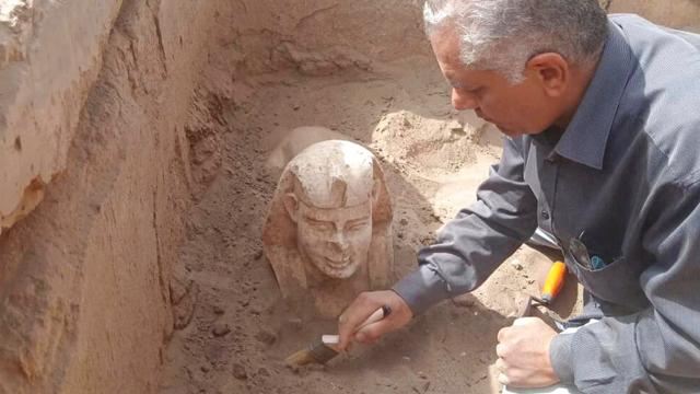 Misirdə arxeoloqlar Sfinksə bənzər heykəl tapıblar 