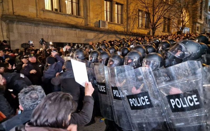 Gürcüstan parlamentinin qarşısında yürüşə cəhd olub, saxlanılanlar var 