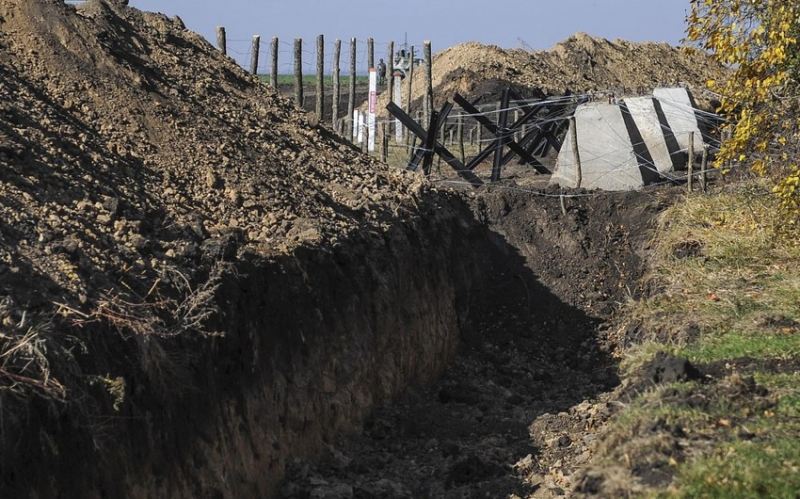 Ukrayna Moldova ilə sərhəddə xəndəklər qazıb 