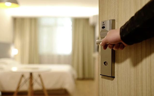 20 yaşlı qız hoteldə ölü tapıldı 