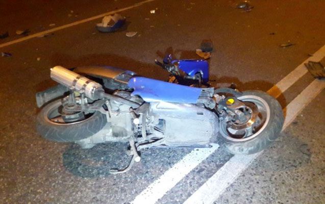 Moped yol kənarındakı maşına çırpıldı, kuryer öldü 