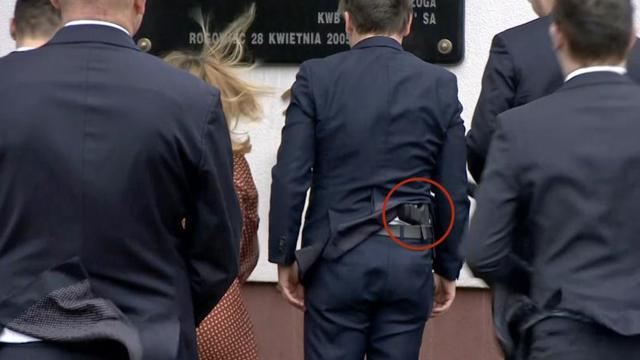 Polşanın Ədliyyə Naziri belində silahla görüntülənib 