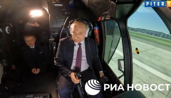 Putin helikopter simulyatorunu idarə etdi - Video