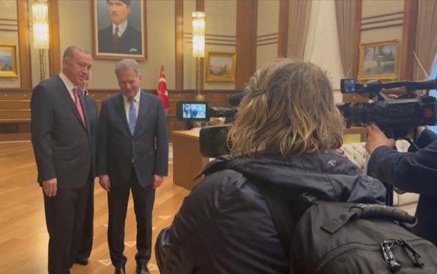 Ərdoğan yağışda islanan jurnalistə ayaqqabı hədiyyə etdi 