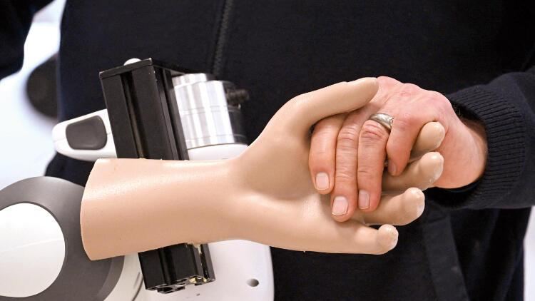 Robot \"Garmi\" yaşlılara qulluq edəcək 