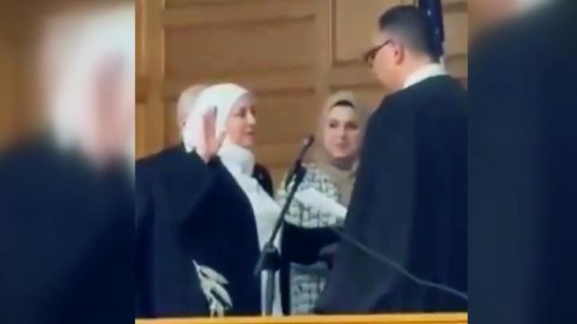 ABŞ-ın ilk hicablı hakimi vəzifəsinin icrasına başlayıb 