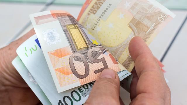 Azərbaycanda avronun məzənnəsi yenidən 2 manatı ötdü 