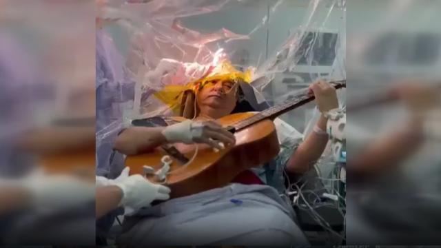 Beyin əməliyyatı keçirərkən 4 saat gitara çalıb 