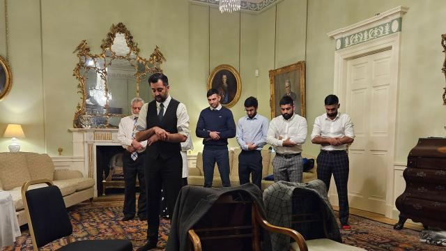 Şotlandiyanın yeni baş naziri Yusif rəsmi iqamətgahında ilk günündə namaz qıldı 