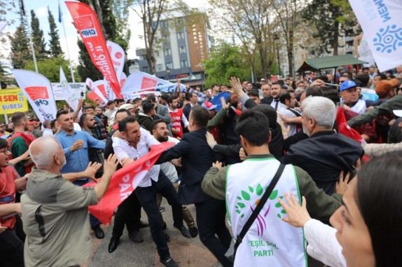Türkiyədə CHP ilə Vətən partiyası üzvləri arasında əlbəyaxa dava: Polis müdaxilə etdi