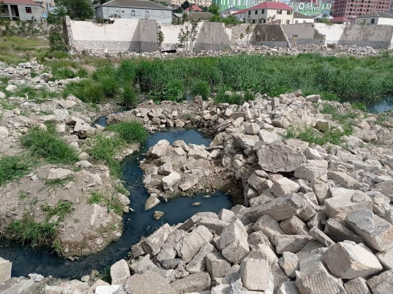 Qaraçuxurda kanalizasiya problemi: Üfunət iyi və antisanitariya insanları xəstə salıb