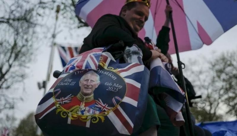 Tacqoymaya hazırlıq: Britaniyalılar Londonun mərkəzində çadırlar qurur 