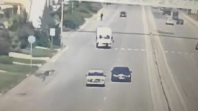 Yol polisi Şamaxıda ana və azyaşlı qızın maşınla vurulma görüntülərini yaydı VİDEO 