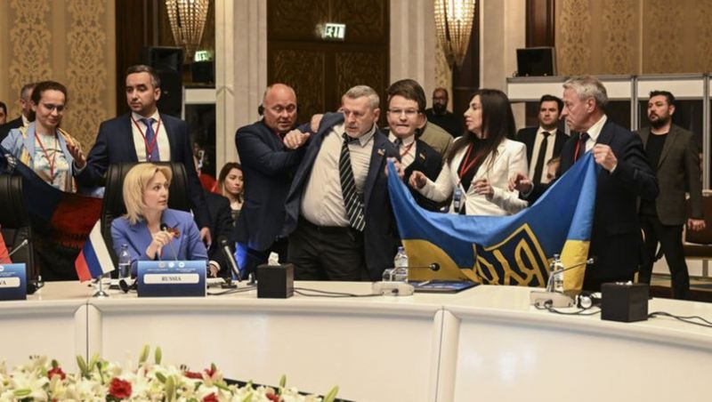 Türkiyədə beynəlxalq tədbirdə Rusiya ilə Ukrayna arasında bayraq qalmaqalı yaşandı - FOTO