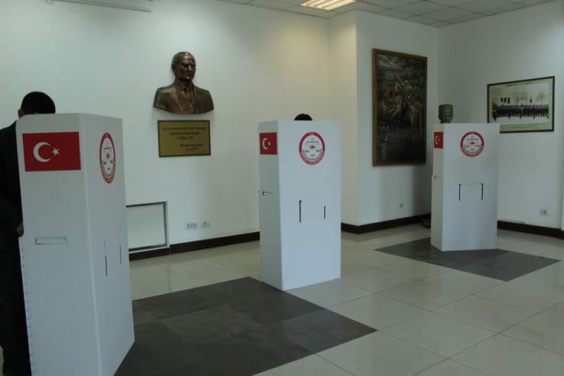 Türkiyənin Gəncədəki baş konsulluğunda səsvermə davam edir 