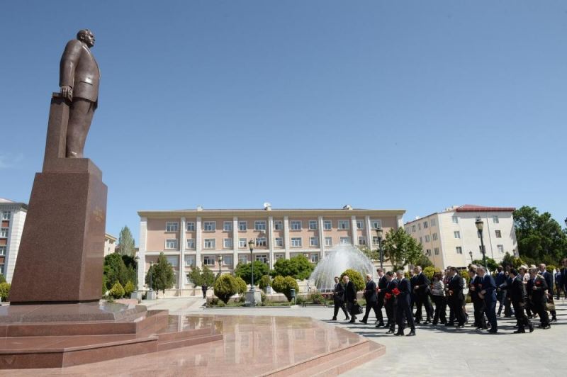 Xarici diplomatlar Heydər Əliyev Muzeyini ziyarət etdilər 