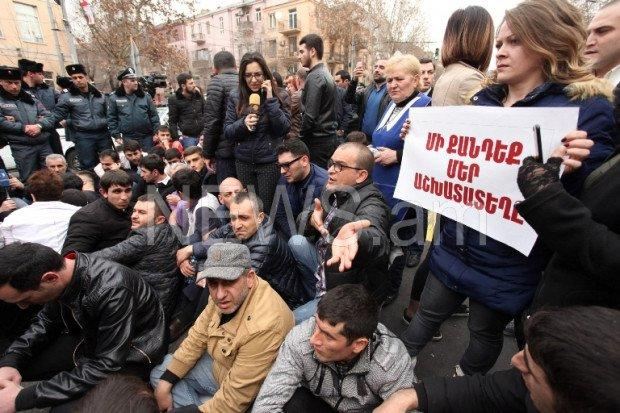 Ermənistanda etiraz: Hökumət istefaya çağırıldı 