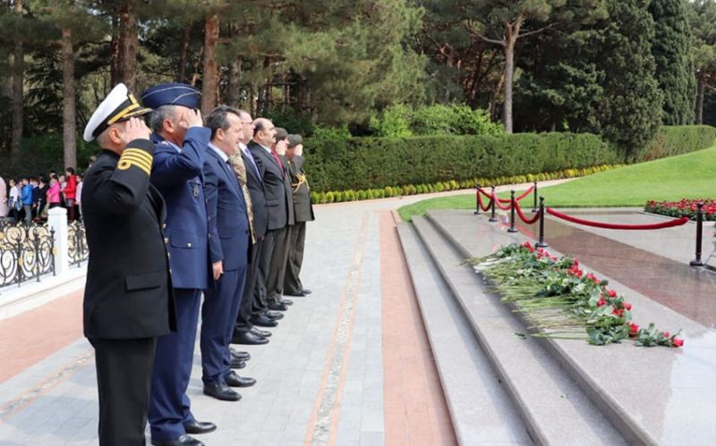 Türkiyənin Milli Müdafiə Universitetinin nümayəndə heyəti Fəxri xiyabanı ziyarət edib 