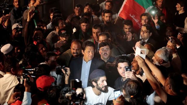 Pakistan Konstitusiya Məhkəməsi İmran Xanın məhkəmə qarşısına çıxarılmasını əmr edib 