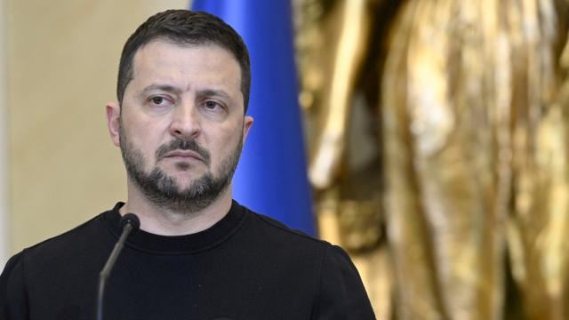 Zelenski: Ukrayna ordusu şərq cəbhəsində bəzi istiqamətlərdə rusları dəf etdi 