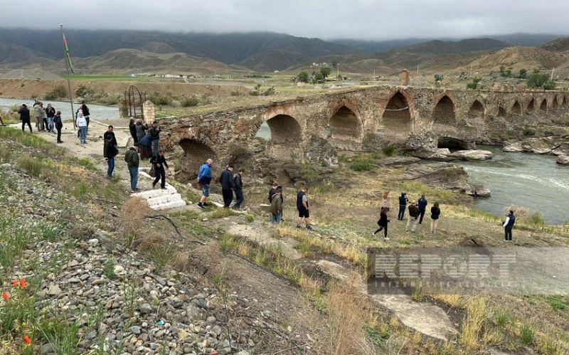 İsveçli səyahətçilər Xudafərin körpüsünü ziyarət ediblər 