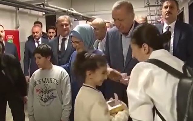 Ərdoğan uşaqlara pul payladı - Video 