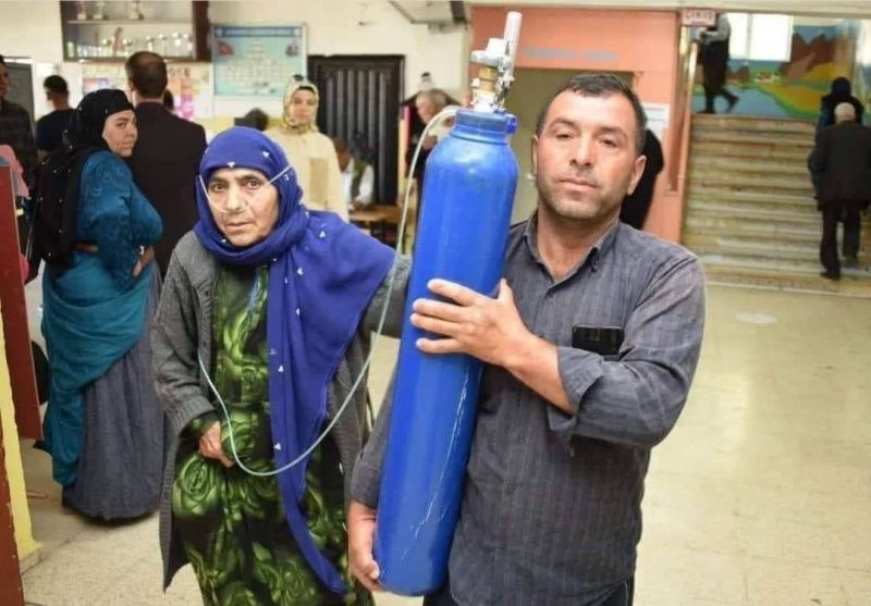 Yaşlı qadın səsverməyə oksigen balonu ilə gəldi – Foto