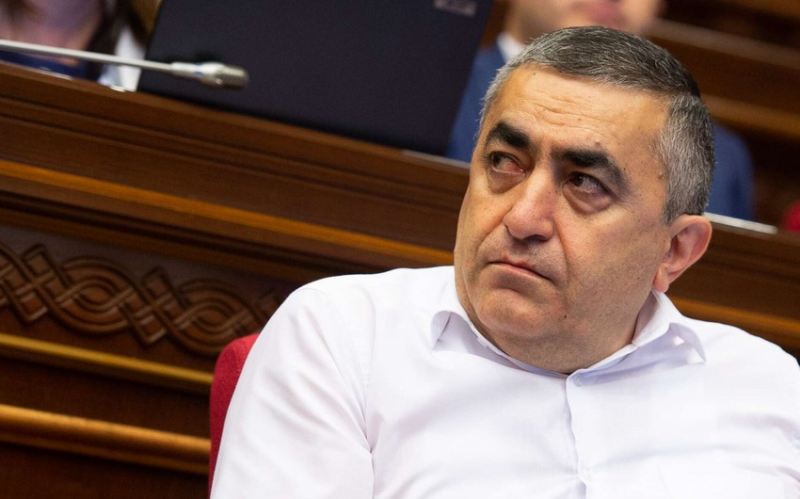 Erməni deputat: \"Ölkəmiz Rusiya ilə Qərb arasında mübarizə meydanına çevrilib\" 