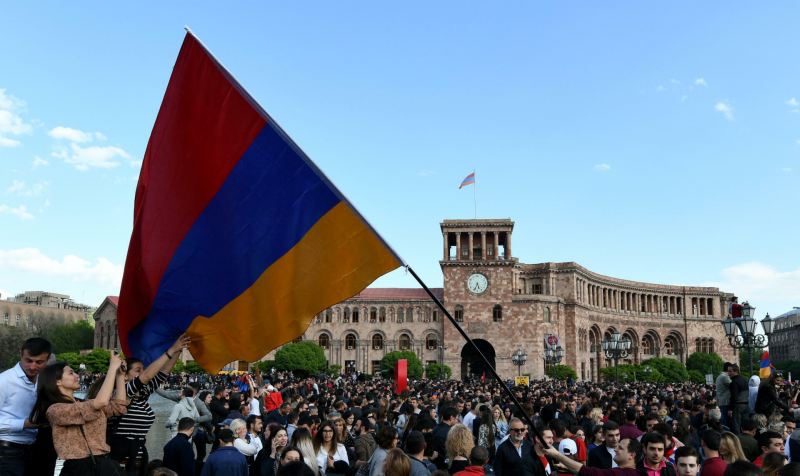 İrəvanda ara qarışdı, məzhəb itdi: Yüzlərlə etirazçı Nazirlər Kabinetini... 