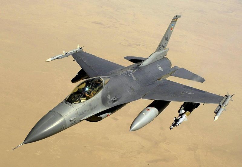 Qərb F-16-larla Kremlin reaksiyasını yoxlayır - Bild 