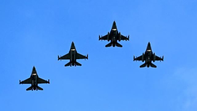 Aİ: \"Polşada ukraynalı pilotların \"F-16\" təlimlərinə başlanılıb\" 