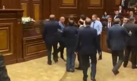 Ermənistan parlamentində əlbəyaxa dava – Video 