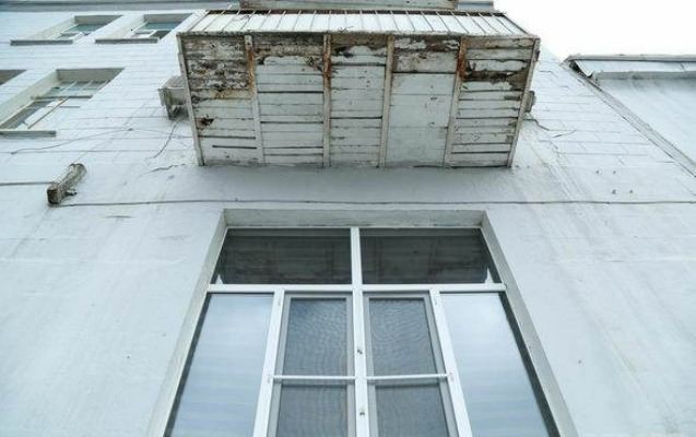 Bakının mərkəzində qızın başına beton parçası düşdü 