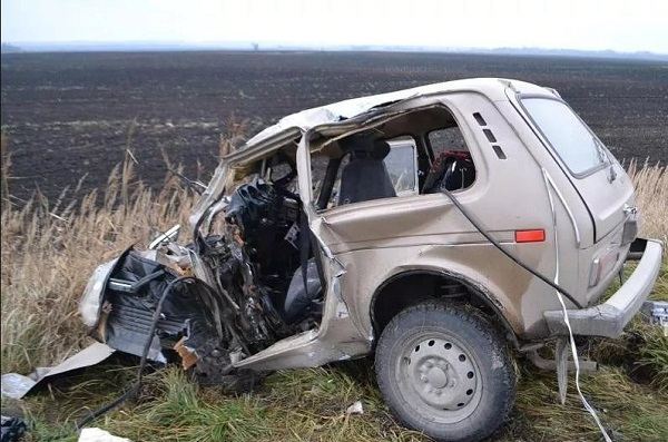 “Niva” traktorun qoşqusuna çırpıldı: ölən var 