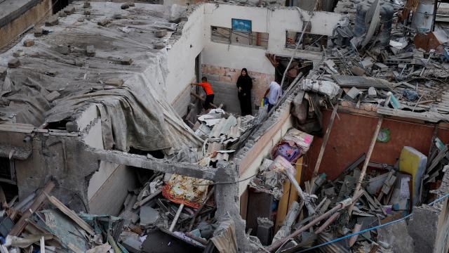 Qəzza hökuməti: Qəzza əhalisinin 70 faizi evlərini tərk etməli oldu 