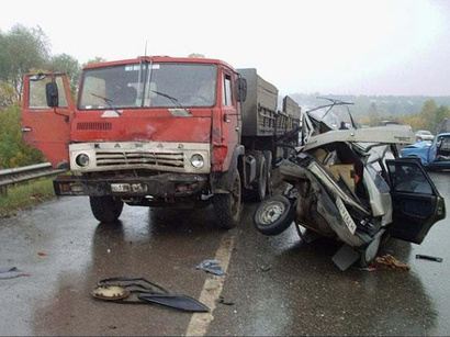 Bərdədə \"Kamaz\" minik maşını ilə toqquşdu: ölən var 