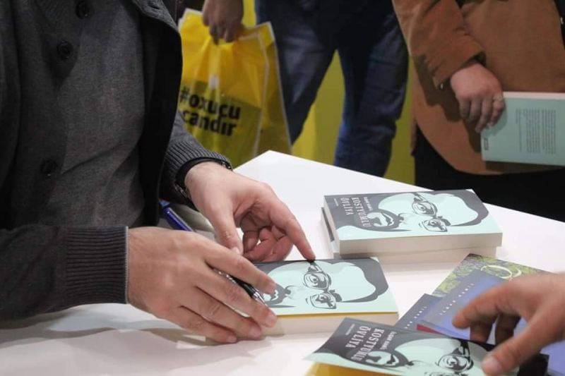 Hacı Şahindən bəhs edən \"Kostyumlu övliya\" kitabının imza günündən FOTOLAR
