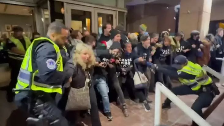 ABŞ-da sülh çağırışı edən yəhudi aksiyaçılara qarşı polis zorakılığı: Bibər qazı ilə dağıtdılar