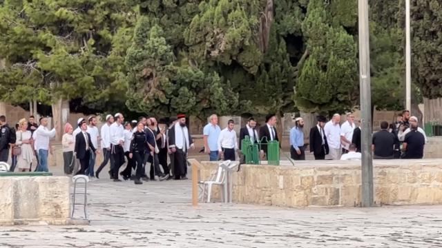 Yüzlərlə fanatik yəhudi Məscidül-Əqsaya hücum edib 
