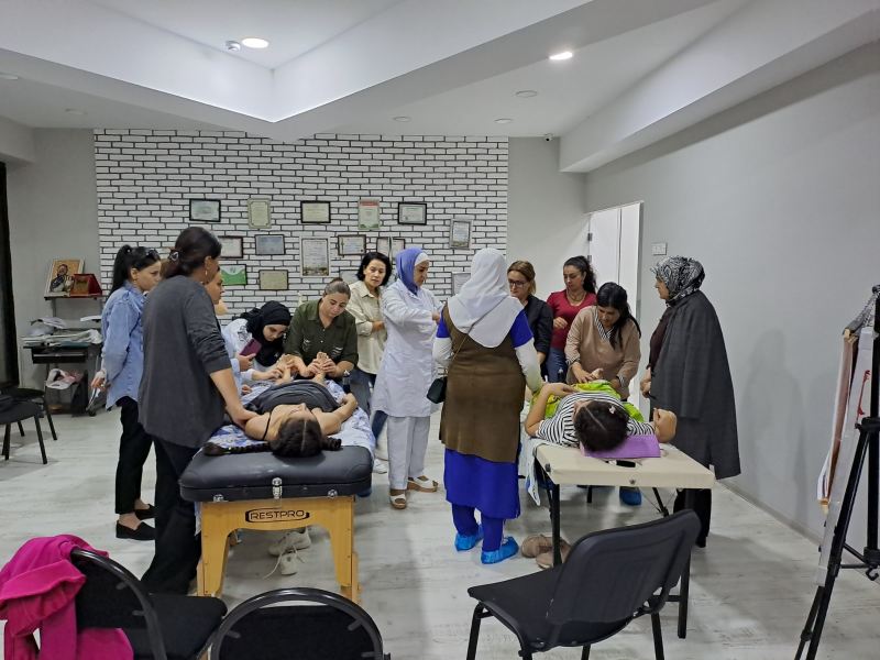 Uşaq serebrial iflicindən əziyyət çəkən uşaqların valideyinlərinə müalicəvi masajlar öyrədilib 