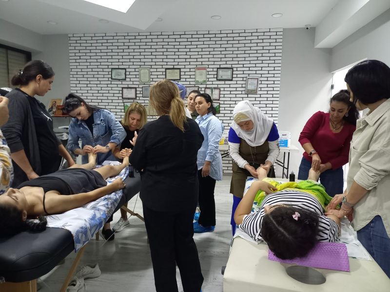 Serebrial iflicdən əziyyət çəkən uşaqların valideyinlərinə müalicəvi masaj öyrədilib 