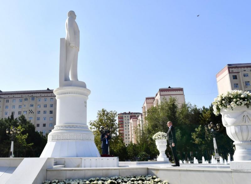 Prezident Sumqayıtda Heydər Əliyevin abidəsini ziyarət etdi 