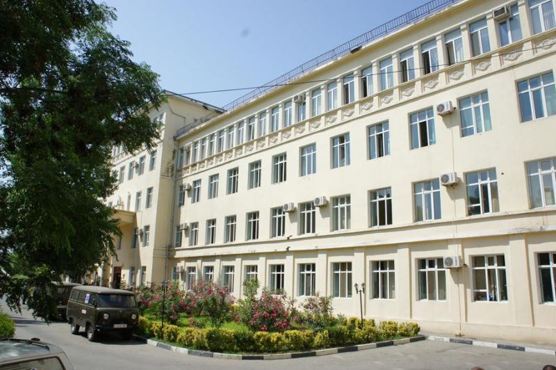 Xəstəxananın həyətində kişi meyiti tapıldı 