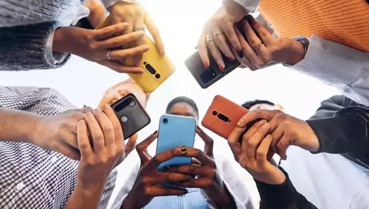Türkiyədə tələbə gənclərə dəstək: Vergi ödəmədən mobil telefon alacaqlar