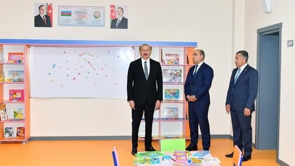 İlham Əliyev məktəb binasının açılışında 